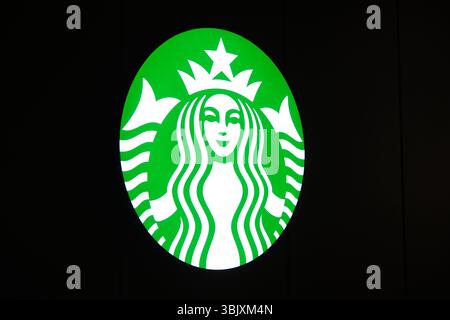 Shanghai, China – 5. April 2025: Markenlogo der Starbucks Coffee Company Stockfoto