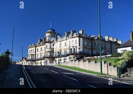 Das ehemalige viktorianische Hotel Zetland mit Blick auf die Nordsee. Victorian Architecture Now Apartment Building in Saltburn by the Sea, Großbritannien Stockfoto