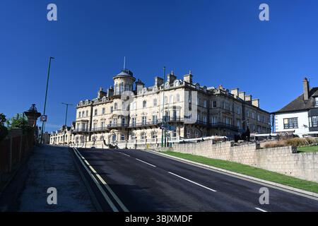 Das ehemalige viktorianische Hotel Zetland mit Blick auf die Nordsee. Victorian Architecture Now Apartment Building in Saltburn by the Sea, Großbritannien Stockfoto