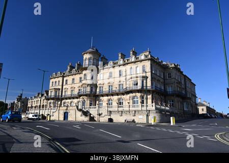 Das ehemalige viktorianische Hotel Zetland mit Blick auf die Nordsee. Victorian Architecture Now Apartment Building in Saltburn by the Sea, Großbritannien Stockfoto