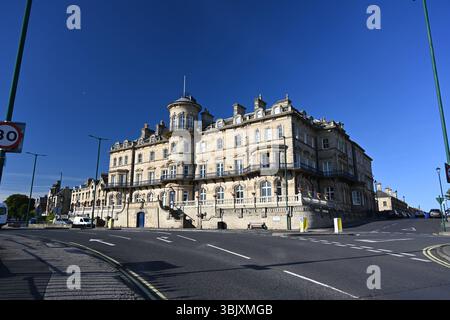Das ehemalige viktorianische Hotel Zetland mit Blick auf die Nordsee. Victorian Architecture Now Apartment Building in Saltburn by the Sea, Großbritannien Stockfoto