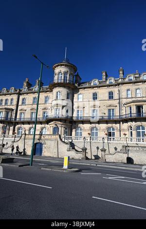 Das ehemalige viktorianische Hotel Zetland mit Blick auf die Nordsee. Victorian Architecture Now Apartment Building in Saltburn by the Sea, Großbritannien Stockfoto