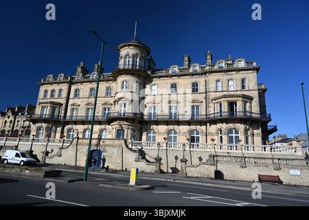 Das ehemalige viktorianische Hotel Zetland mit Blick auf die Nordsee. Victorian Architecture Now Apartment Building in Saltburn by the Sea, Großbritannien Stockfoto