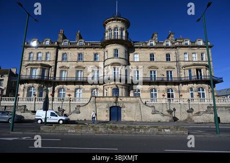 Das ehemalige viktorianische Hotel Zetland mit Blick auf die Nordsee. Victorian Architecture Now Apartment Building in Saltburn by the Sea, Großbritannien Stockfoto