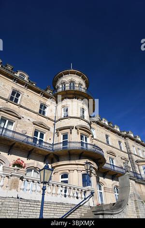 Das ehemalige viktorianische Hotel Zetland mit Blick auf die Nordsee. Victorian Architecture Now Apartment Building in Saltburn by the Sea, Großbritannien Stockfoto