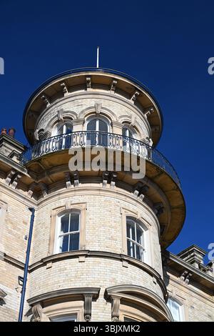 Das ehemalige viktorianische Hotel Zetland mit Blick auf die Nordsee. Victorian Architecture Now Apartment Building in Saltburn by the Sea, Großbritannien Stockfoto
