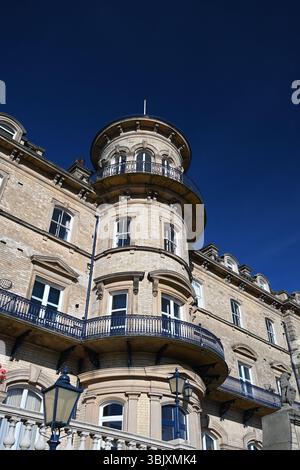 Das ehemalige viktorianische Hotel Zetland mit Blick auf die Nordsee. Victorian Architecture Now Apartment Building in Saltburn by the Sea, Großbritannien Stockfoto