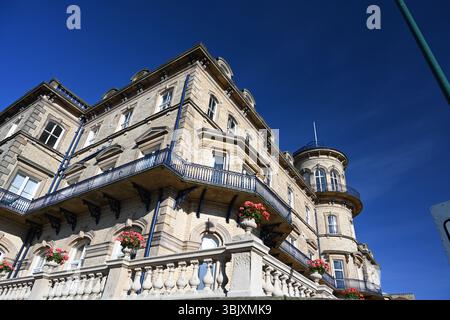 Das ehemalige viktorianische Hotel Zetland mit Blick auf die Nordsee. Victorian Architecture Now Apartment Building in Saltburn by the Sea, Großbritannien Stockfoto