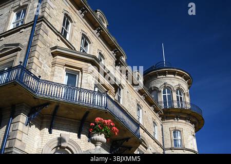 Das ehemalige viktorianische Hotel Zetland mit Blick auf die Nordsee. Victorian Architecture Now Apartment Building in Saltburn by the Sea, Großbritannien Stockfoto