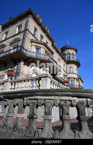 Das ehemalige viktorianische Hotel Zetland mit Blick auf die Nordsee. Victorian Architecture Now Apartment Building in Saltburn by the Sea, Großbritannien Stockfoto