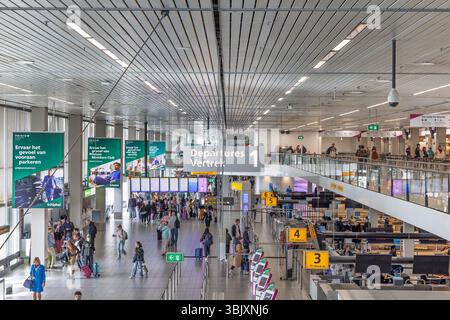 Schiphol, Niederlande - 14. April 2025: Niederländischer Abflughafen mit Personen am Flughafen Schiphol, Niederlande Stockfoto