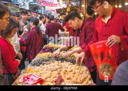 Taipeh, Taiwan - 15. Januar 2025 - taiwanesische traditionelle Süßigkeiten auf dem chinesischen Neujahrsmarkt in der Dihua Straße, die von Menschen wimmelt Stockfoto