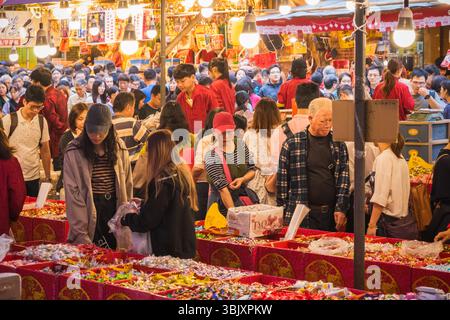 Taipei, Taiwan - 15. Januar 2025 - der chinesische Neujahrsmarkt in der Dihua Street ist voller Neujahrseinkäufe Stockfoto