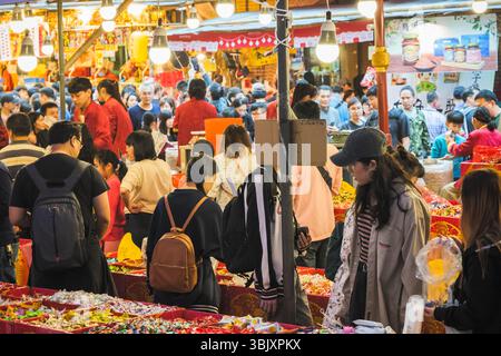 Taipei, Taiwan - 15. Januar 2025 - der chinesische Neujahrsmarkt in der Dihua Street ist voller Neujahrseinkäufe Stockfoto