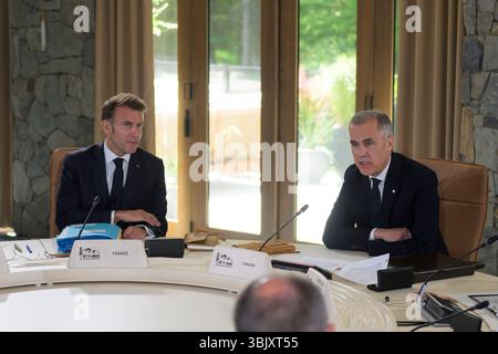 Kananaskis, Kanada. Juni 2025. Der französische Präsident Emmanuel Macron und der kanadische Premierminister Mark Carney nehmen am Montag, den 16. Juni, in Kananaskis, Alberta, Kanada, an einer Arbeitssitzung Teil. 2025. Foto über G7/UPI Credit: UPI/Alamy Live News Stockfoto