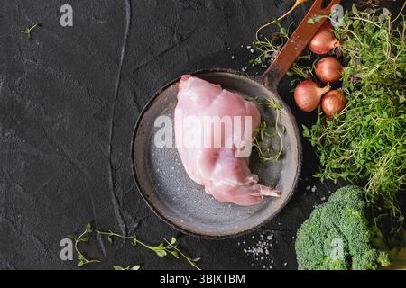Rohe Kaninchen Beine mit Gemüse Stockfoto