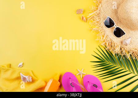 Urlaubsplanung einfaches Thema der Strohhut Sonnenbrille Flipflops und Palmblätter auf einheitlichem gelbem Hintergrund flach mit Kopierraum Stockfoto