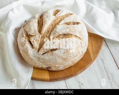 Kein Brot auf einer weißen Holzoberfläche kneten Stockfoto