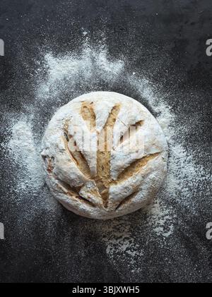 Kein Brot auf schwarzer Oberfläche kneten Stockfoto