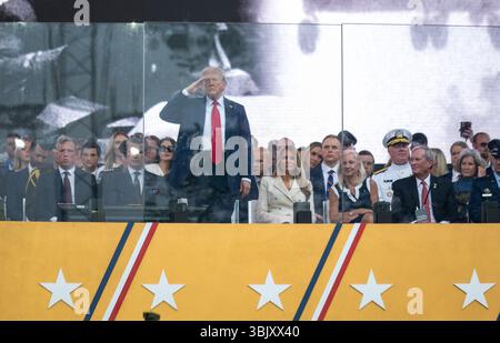 Präsident Donald Trump grüßt Soldaten und Zuschauer während des 250-jährigen Jubiläums der US-Armee am 14. Juni 2025 in Washington, D.C. Stockfoto