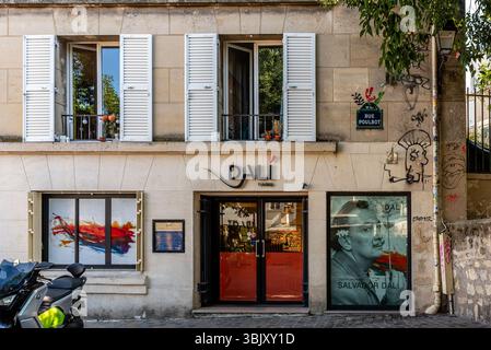 Paris, Frankreich, 06.16.2025. Der Eingang zum Dali-Museum in Montmartre, dem 18. Arrondissement von Paris Stockfoto