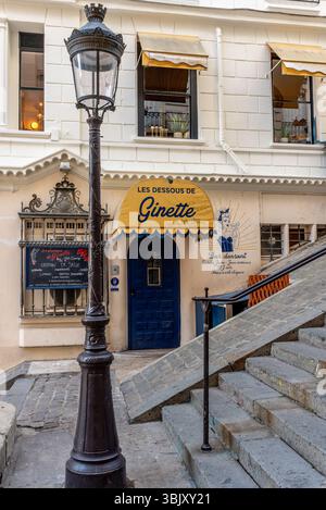 Paris, Frankreich, 06.16.2025 der Eingang zu einer Bar in Montmartre im 18. Arrondissement von Paris Stockfoto