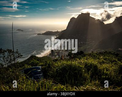 Goldener Sonnenuntergang Über Rio De Janeiro Vom Two Brothers Mountain: Dramatische Sonnenstrahlen, Die Durch Die Küstenspitzen Über Dem Atlantik Und Leblon Be Strömen Stockfoto