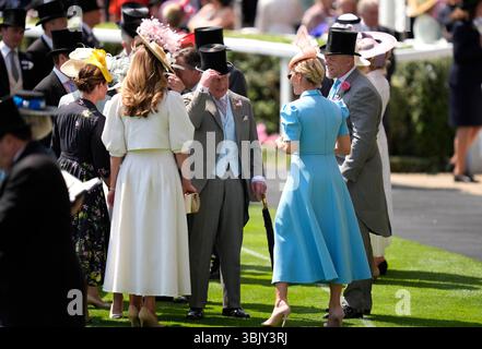 König Karl III. Spricht mit Zara Tindall und Mike Tindall vor den Queen Anne Stakes am ersten Tag von Royal Ascot auf der Ascot Racecourse in Berkshire. Bilddatum: Dienstag, 17. Juni 2025. Stockfoto