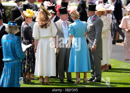 König Karl III. Spricht mit Zara Tindall und Mike Tindall vor den Queen Anne Stakes am ersten Tag von Royal Ascot auf der Ascot Racecourse in Berkshire. Bilddatum: Dienstag, 17. Juni 2025. Stockfoto