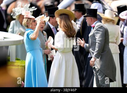 Zara Tindall, die Prinzessin Royal und Mike Tindall vor den Queen Anne Stakes am ersten Tag von Royal Ascot auf der Ascot Racecourse in Berkshire. Bilddatum: Dienstag, 17. Juni 2025. Stockfoto