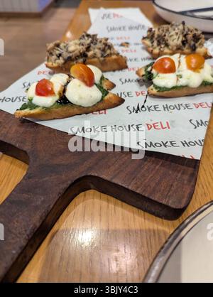Bruschetta Bliss – frischer Mozzarella, Kirschtomaten und kräftige Aromen auf perfekt geröstetem Brot 🍅🧀✨ Stockfoto