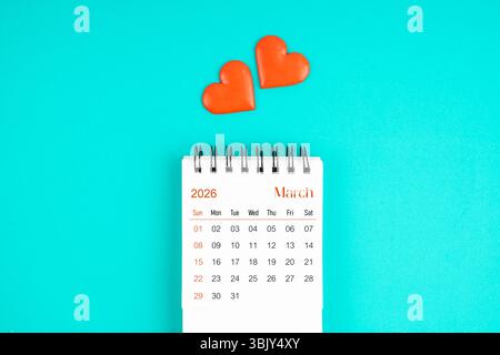 Schreibtischkalender März 2026 mit rotem Herz auf blauem Hintergrund. Stockfoto