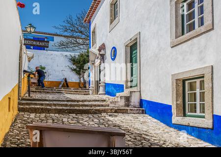 Obidos, Portugal 9. Mai 2024: Diese gut erhaltene mittelalterliche Burg befindet sich in der Bürgerpfarrei Santa Maria in der kleinen Stadt Obidos. Stockfoto