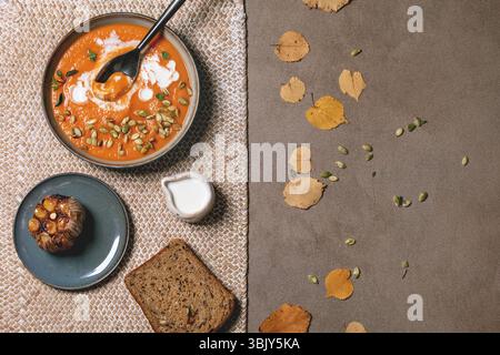 Kürbissuppe mit Sahne Stockfoto