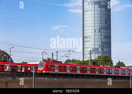 Der Bahnhof Messe-Deutz, CologneDreiecksturm, Ortszug, Köln, Deutschland. Der Bahnhof Messe-Deutz, KoelnTriangle Turm, S-Bahn, Köln, Deutschland Stockfoto