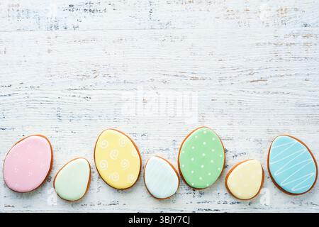 Hausgemachte Osterkuchenkaninchen, Karotten, Hühner und Eier-Pudding-Kekse. Festliche Feiertage süßes Essen Konzept. Osterbäck Stockfoto