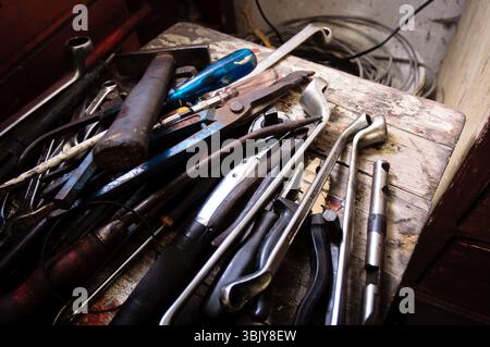 Industrielle Werkzeuge auf Holzplatte Stockfoto