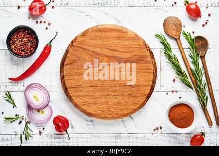 KochHintergrund mit Gewürzen: Pfeffer, Rosmarin, Paprika, Zitrone, Zwiebeln, Spargel, Olivenöl, Tomaten, Parmesankäse, Kochen Stockfoto