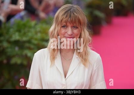 Cabourg, Frankreich. 14. Juni 2025. Constance Carrelet assiste au tapis rouge lors du quatri me jour du 39e Festival du Film de Cabourg le 14 juin 2025 ˆ Cabourg, Frankreich. le 14 Juin 2025. Foto par Laurent Lairys /ABACAPRESS.COM Stockfoto