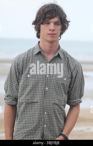 Cabourg, Frankreich. 14. Juni 2025. Paul Kircher assiste au Photocall Meteors lors du quatri me jour du 39e Festival du Film de Cabourg le 14 juin 2025 ˆ Cabourg, France le 14 juin 2025. Foto par Laurent Lairys /ABACAPRESS.COM Stockfoto