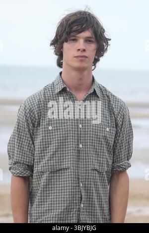 Cabourg, Frankreich. 14. Juni 2025. Paul Kircher assiste au Photocall Meteors lors du quatri me jour du 39e Festival du Film de Cabourg le 14 juin 2025 ˆ Cabourg, France le 14 juin 2025. Foto par Laurent Lairys /ABACAPRESS.COM Stockfoto