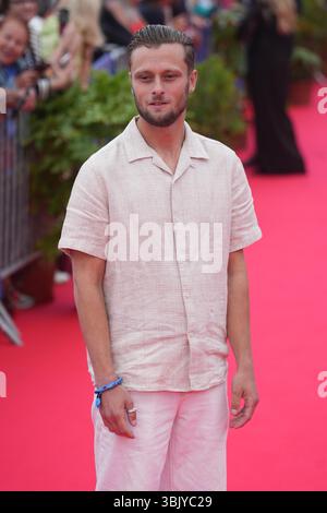 Cabourg, Frankreich. 14. Juni 2025. Rod Paradot assiste au tapis rouge lors du quatri me jour du 39e Festival du Film de Cabourg le 14 juin 2025 ˆ Cabourg, Frankreich. le 14 Juin 2025. Foto par Laurent Lairys /ABACAPRESS.COM Stockfoto