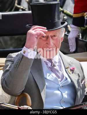 Ascot, Berkshire, Großbritannien. Juni 2025. König Karl und Königin Camilla in ihrer Kutsche während der königlichen Prozession. Royal Ascot Day 1, der Eröffnungstag auf der Ascot Racecourse in Berkshire. Stockfoto
