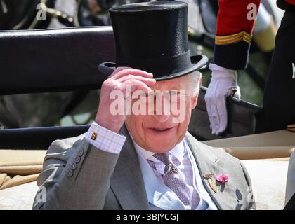 Ascot, Berkshire, Großbritannien. Juni 2025. König Karl und Königin Camilla in ihrer Kutsche während der königlichen Prozession. Royal Ascot Day 1, der Eröffnungstag auf der Ascot Racecourse in Berkshire. Stockfoto