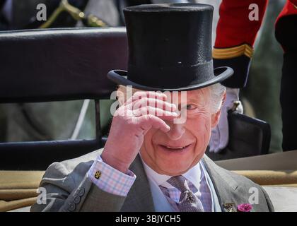 Ascot, Berkshire, Großbritannien. Juni 2025. König Karl und Königin Camilla in ihrer Kutsche während der königlichen Prozession. Royal Ascot Day 1, der Eröffnungstag auf der Ascot Racecourse in Berkshire. Stockfoto