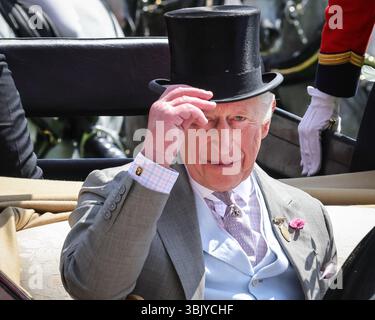Ascot, Berkshire, Großbritannien. Juni 2025. König Karl und Königin Camilla in ihrer Kutsche während der königlichen Prozession. Royal Ascot Day 1, der Eröffnungstag auf der Ascot Racecourse in Berkshire. Stockfoto