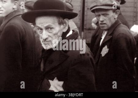 Die Holocaustgefangenen Rabbiner Leib Weiss (Front) und sein Sohn Shlomo Weiss (rechts) auf dem Bahnsteig im Konzentrations- und Vernichtungslager Auschwitz-Birkenau im von Nazi-Deutschland besetzten Polen am 26. Mai 1944. Stockfoto