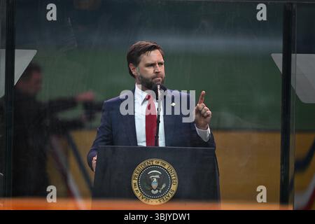 Washington, DC, 14. Juni 2025. US-Vizepräsident JD Vance spricht während der Parade zum 250. Jahrestag der US-Armee am 14. Juni 2025 in Washington, DC. Quelle: Kenny Holston/Pool via CNP/dpa/Alamy Live News Stockfoto