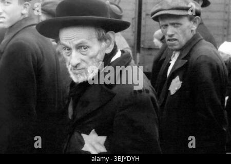 Die Holocaustgefangenen Rabbiner Leib Weiss (Front) und sein Sohn Shlomo Weiss (rechts) auf dem Bahnsteig im Konzentrations- und Vernichtungslager Auschwitz-Birkenau im von Nazi-Deutschland besetzten Polen am 26. Mai 1944. Stockfoto