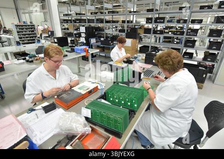 Frauen bei der Herstellung von Mikroelektronik in einer modernen Industriefabrik Stockfoto